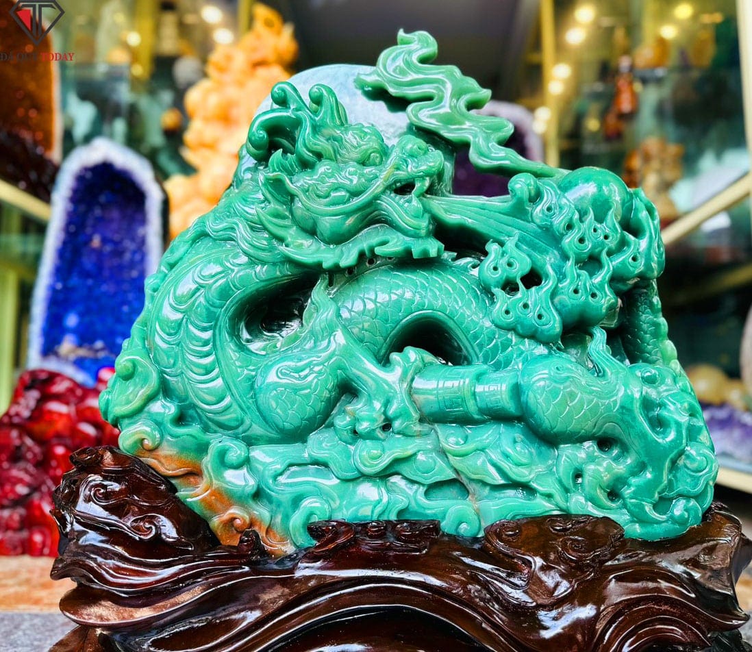 Tượng rồng cuộn nhả ngọc bằng đá thạch anh xanh