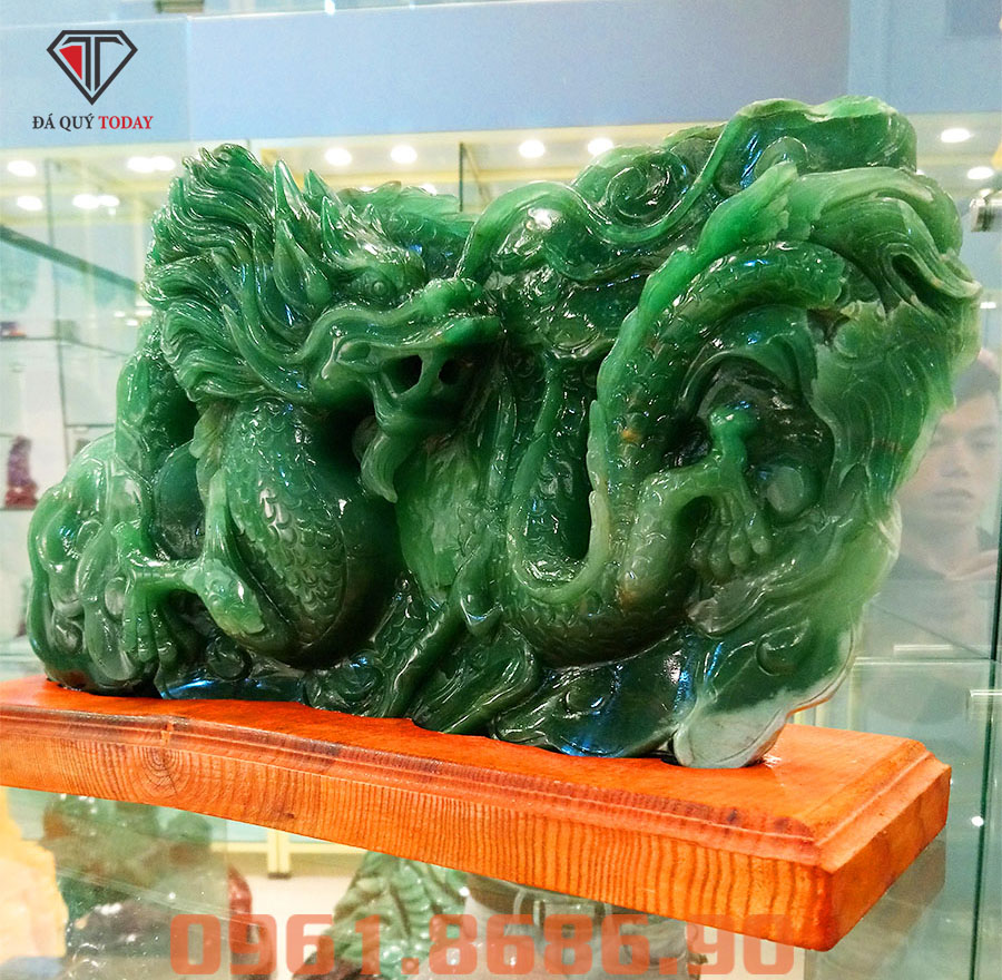 Tượng rồng nhả ngọc bằng đá thạch anh xanh