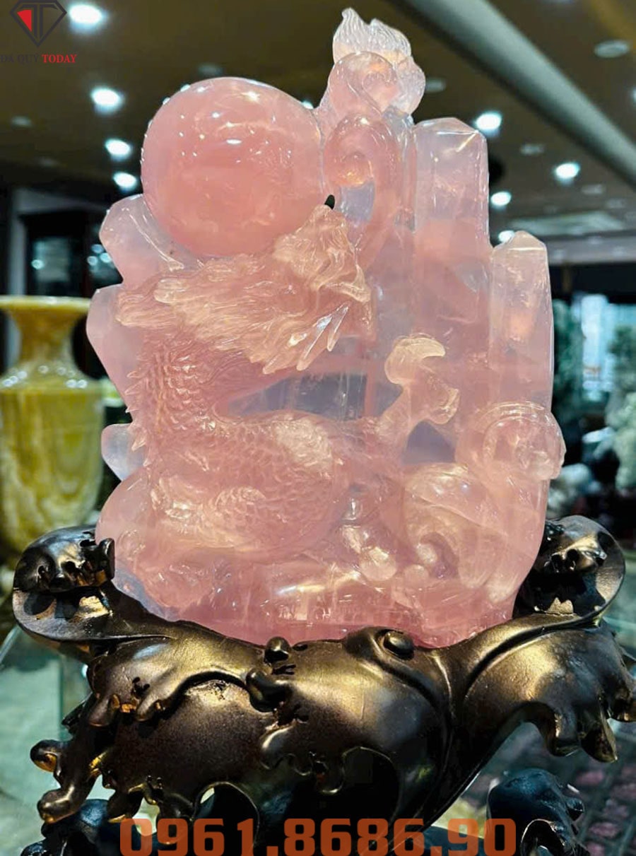 Tượng rồng cuộn nhả ngọc bằng đá thạch anh hồng